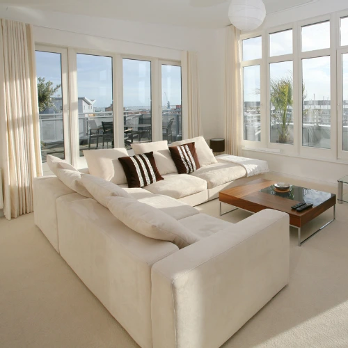 Helles Wohnzimmer einer modernen Eigentumswohnung im Siegerland