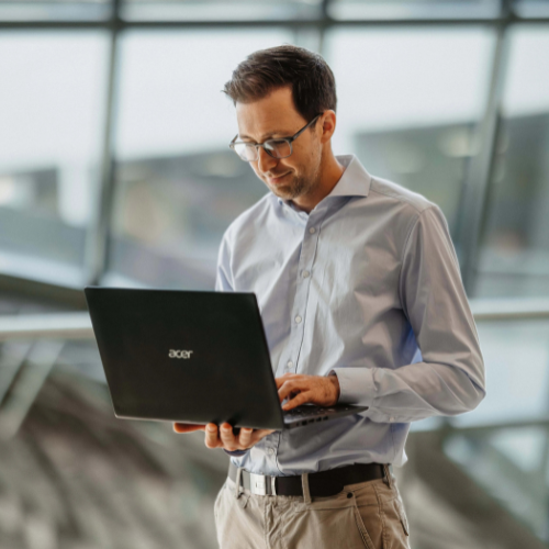 Marco Steiner, Immobilienmakler im Siegerland, arbeitet am Laptop und bereitet den Verkauf oder Kauf einer Immobilie vor.